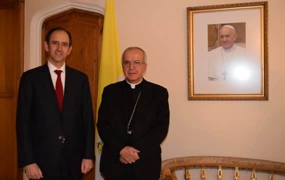 Presidente y Directiva de USEC entregan carta para S.S. Papa Francisco a Monseñor Ivo Scapolo