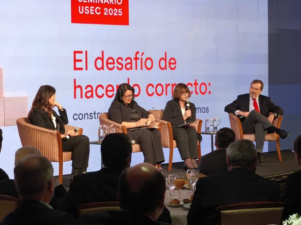 El conversatorio reunió a la Rectora Rosa Devés, a la Sra. Contralora General Dorothy Pérez y a Richard von Appen.